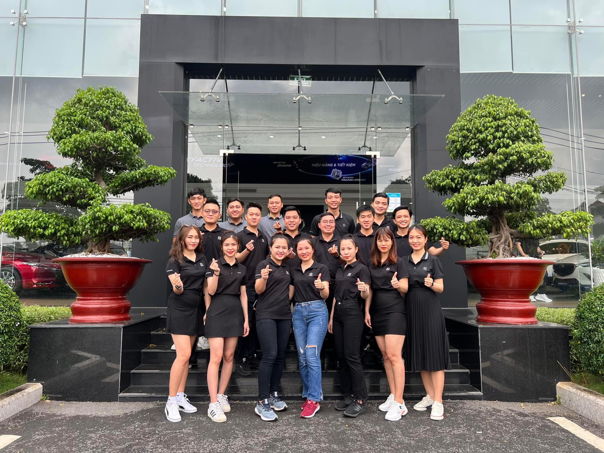 Đội ngũ nhân viên Mazda Bình Triệu 