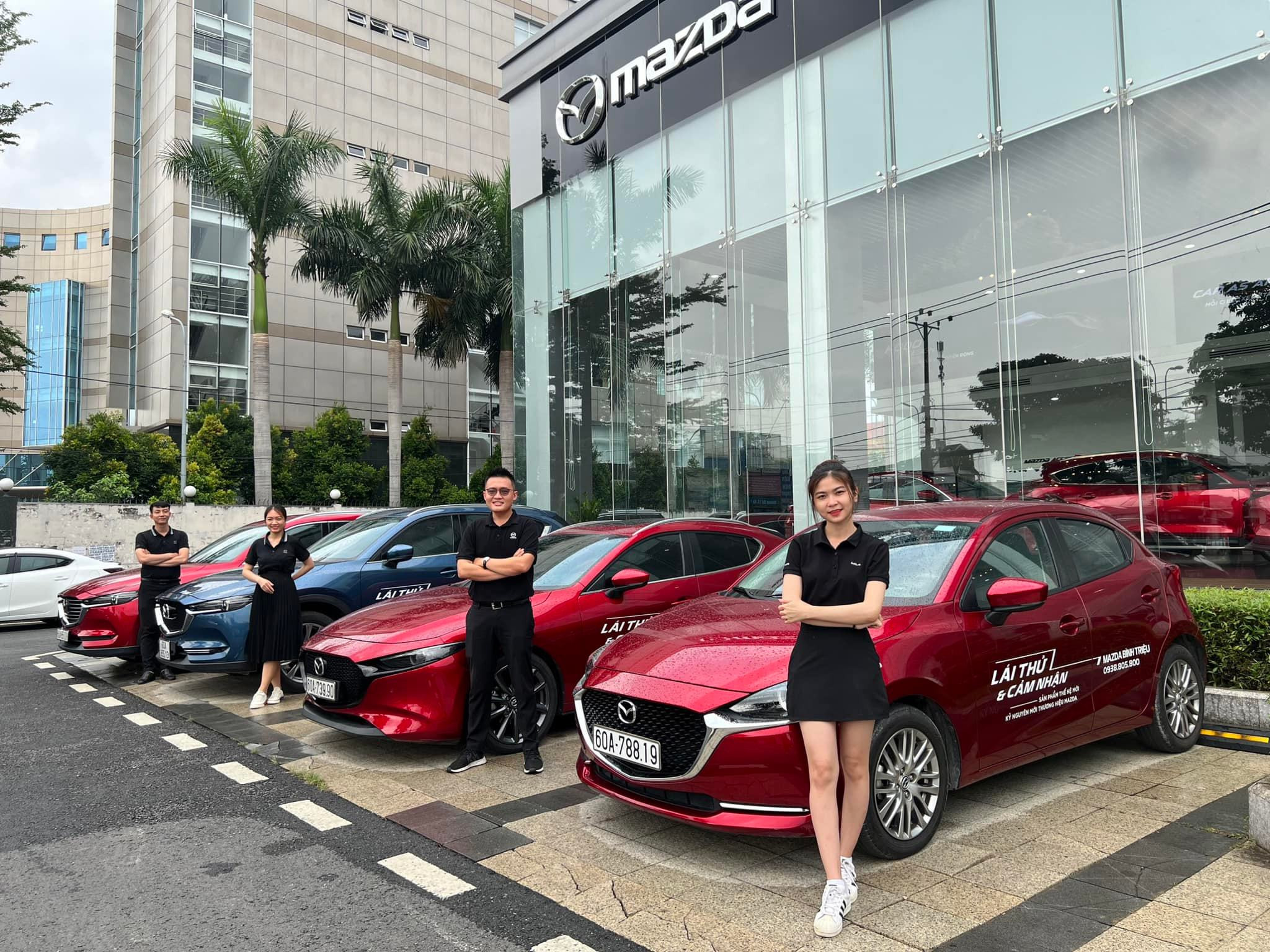 Đội ngũ nhân viên Mazda Bình Triệu